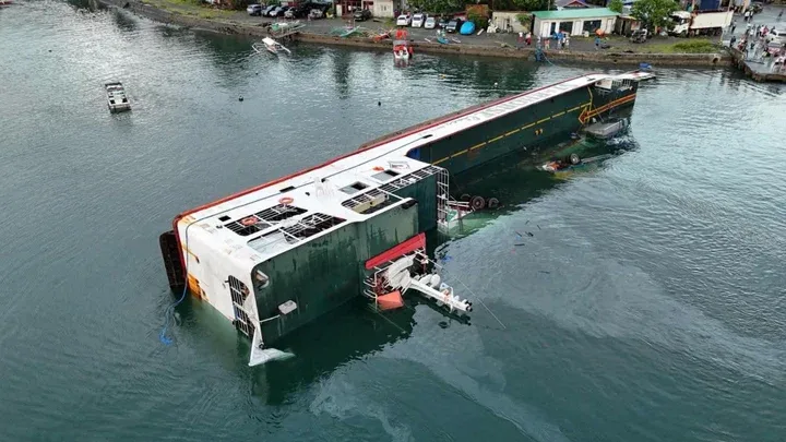 惊险!菲律宾一艘滚装客船发生倾斜,58人获救 — 封面