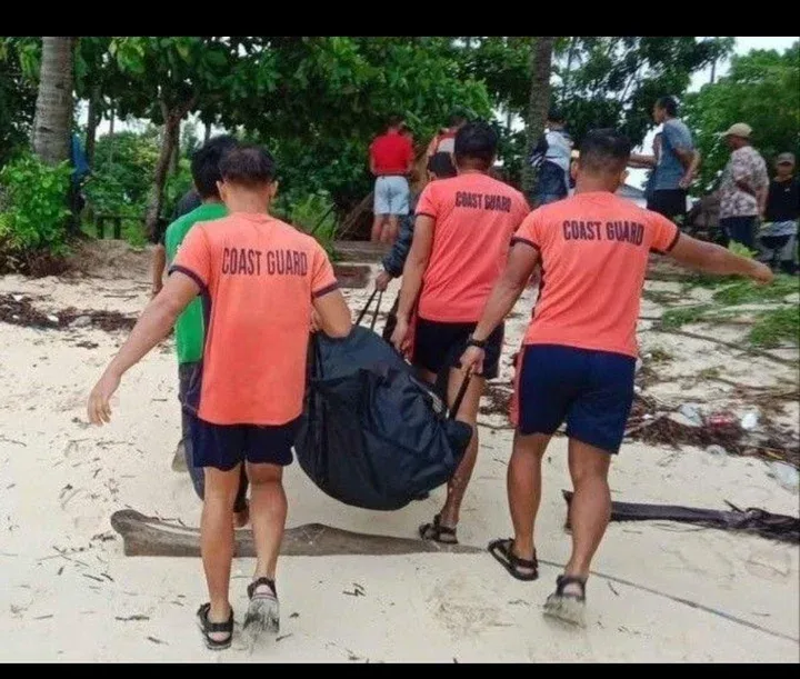 RECOVERED. Coast Guard and police personnel carry the remains of Alipio Echano Seralde Jr. following a recovery operation in El Nido, Palawan, on 30 October 2026. The 55-year-old Puerto Princesa resident had been missing since 17 October.